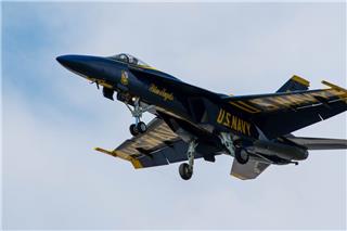 Σκηνές που κόβουν την ανάσα έζησαν λουόμενοι όταν μαχητικό πέταξε ξυστά πάνω από τα κεφάλια τους