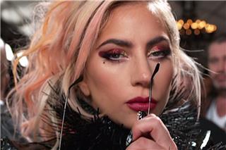 Η Lady Gaga αγκαλιά με το μωρό της, δείτε φωτογραφίες