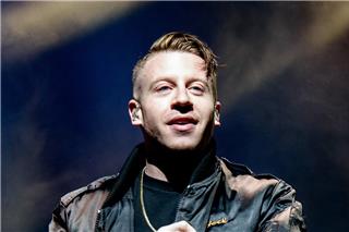 Ο Macklemore δωρίζει 1 εκατ. δολάρια στην Παλαιστίνη μετά την αποπομπή του από περιοδεία του Έντ Σίραν