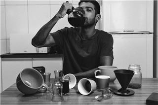 Καφές και ύπνος: Γιατί κάποιοι πίνουν espresso το βράδυ και κοιμούνται αμέσως