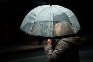 Αλλάζει ο καιρός: Βροχές, δυνατοί άνεμοι και πτώση της θερμοκρασίας
