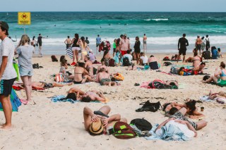 Καύσωνας «καμίνι» στην Ευρώπη: Ρεκόρ θερμοκρασιών, δεκάδες νεκροί και ο εφιάλτης των μπλακ άουτ