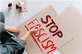 Ελευσίνα: Παραδόθηκε ο 22χρονος για το μαχαίρωμα αντιφασίστα ‑ Σιδερογροθιά στις έρευνες