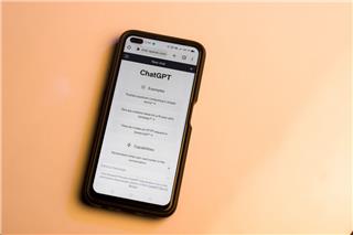 Πώς η εξάρτηση από το ChatGPT επηρεάζει μνήμη, σκέψη και συμπεριφορά