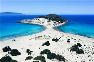 Ποια διάσημη ελληνική παραλία «σκαρφάλωσε» στη δεύτερη θέση παγκοσμίως
