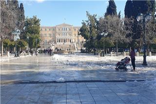 Σύνταγμα: Ύποπτο σακίδιο κλείνει δρόμους στο κέντρο της Αθήνας ‑ Επιχείρηση του ΤΕΕΜ