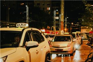 Φυλακή 24 μηνών για τον 31χρονο Ρομά που έσπασε το χέρι ταξιτζή με σκουπόξυλο