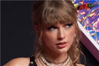 Taylor Swift: Το μυστικό ψευδώνυμο που έκρυβε την πιο αναπάντεχη συνεργασία στην ποπ μουσική