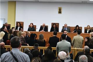 Τέμπη: Λιποθύμησε στη δίκη η μητέρα της Κλαούντια Λάττα μετά τη βουρκωμένη κατάθεσή της