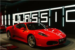 Ferrari 210.000 ευρώ σφηνώθηκε σε σοκάκι της Σεβίλλης - Φαρμακερά τα σχόλια στο Διαδίκτυο