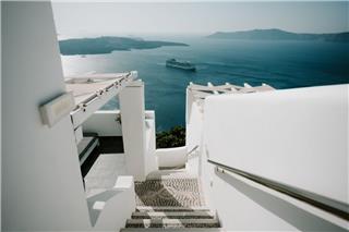 Σαντορίνη: Τελεσίγραφο ξενοδόχων στην Trivago - «Πληρώστε καμπάνια προβολής ή πάμε δικαστικά»