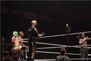 Η Τίφαν Στράτον του WWE βούτηξε από σκάλα, προσγειώθηκε με το κεφάλι και τον αυχένα ‑ Σοκαριστικό βίντεο