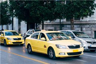 Ταξιτζής απέσπασε 600 ευρώ από τουρίστες απειλώντας τους με βία για διαδρομή αεροδρόμιο - κέντρο Αθήνας - Ερευνάται και 2η καταγγελία