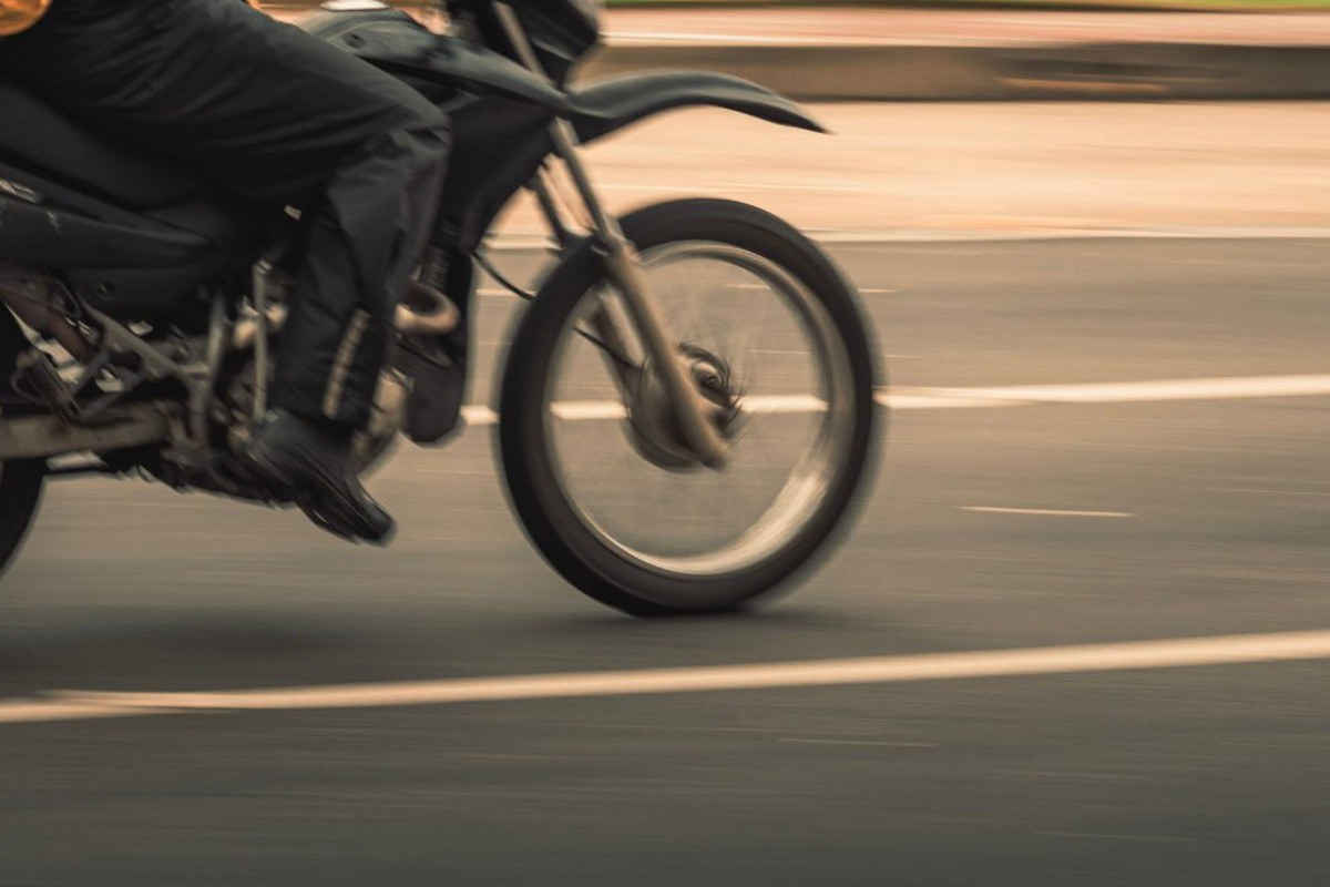 Οδηγούσε ανάποδα στην Αθηνών ‑ Κορίνθου ηλικιωμένη ‑ Σοκαριστικό νέο βίντεο ‑ Γλίτωσε αναβάτης μηχανής