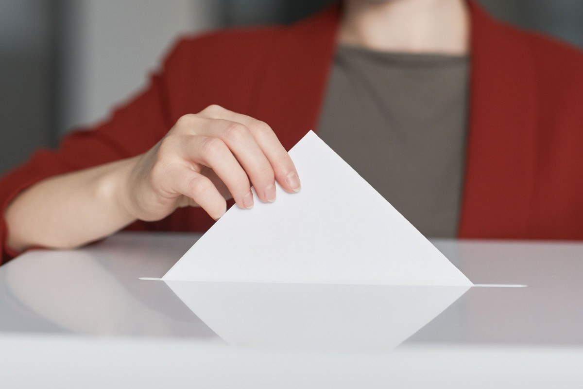 Δημοσκόπηση Opinion Poll: Μικρή πτώση για ΝΔ, ακριβώς στα ίδια η ΕΛΑΣ ‑ Στη Βουλή το κόμμα του Κασιδιάρη