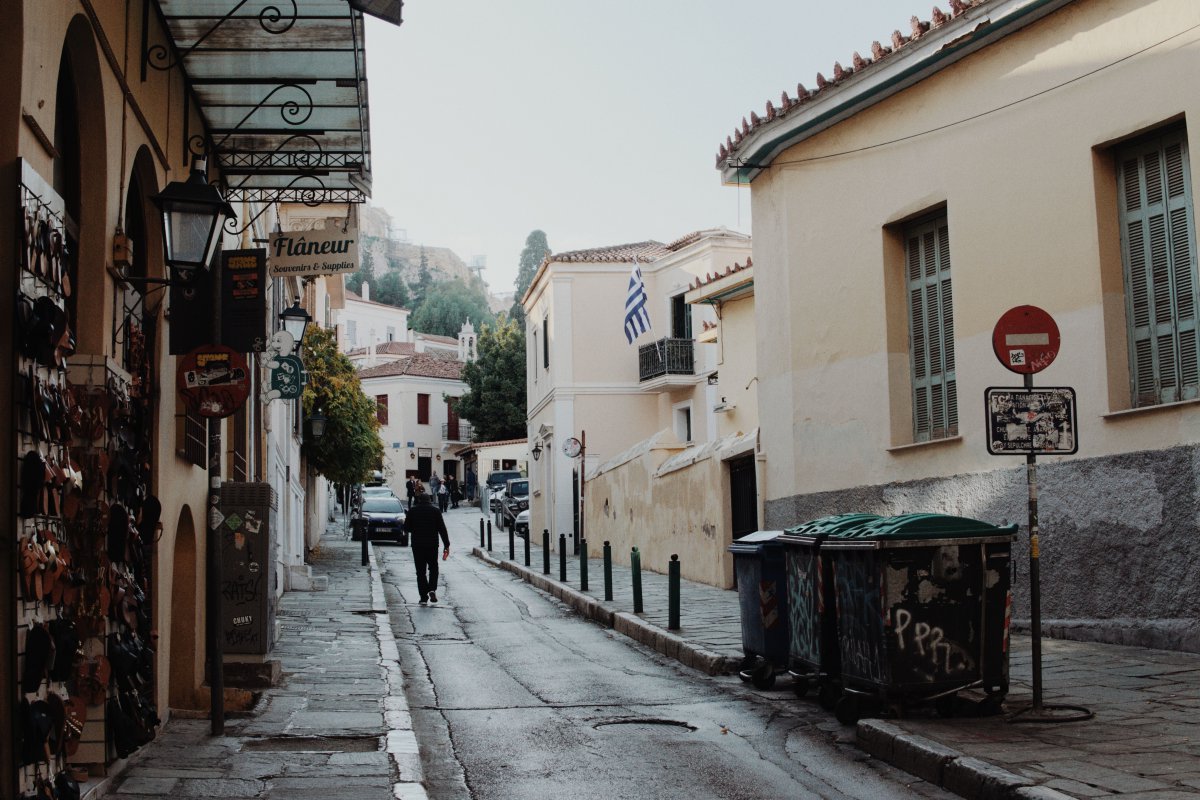 Έκρηξη στην Πλάκα: Aγνοούνται πέντε άτομα ‑ Κίνδυνος για τα διπλανά κτήρια