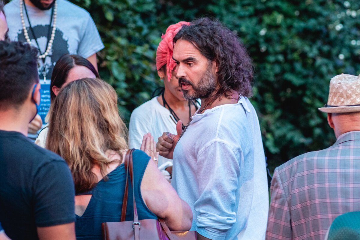 Ράσελ Μπραντ: «Με βίασε. Είπα: Όχι, δεν το θέλω αυτό» ‑ Η κατάθεση πίσω από παραβάν