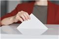 Δημοσκόπηση Opinion Poll: Μικρή πτώση για ΝΔ, ακριβώς στα ίδια η ΕΛΑΣ ‑ Στη Βουλή το κόμμα του Κασιδιάρη
