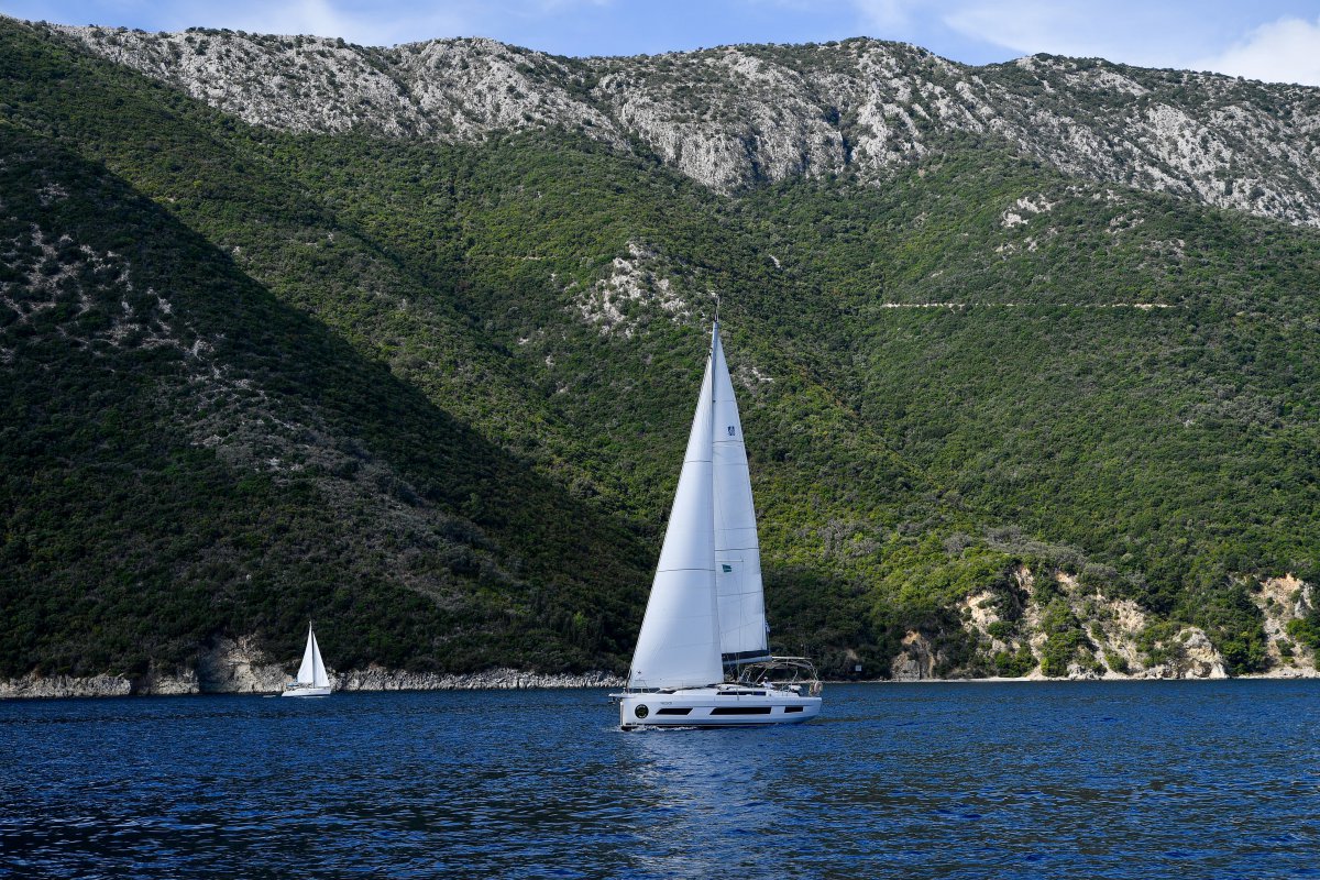 Καφηρέας: Ακυβέρνητο ιστιοφόρο με δύο επιβαίνοντες ‑ Σπεύδουν Λιμενικό και αλιευτικό