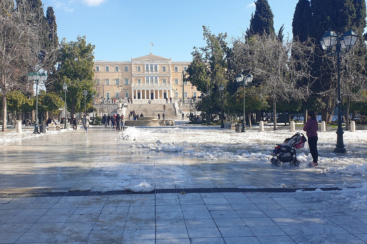 Σύνταγμα: Ύποπτο σακίδιο κλείνει δρόμους στο κέντρο της Αθήνας ‑ Επιχείρηση του ΤΕΕΜ