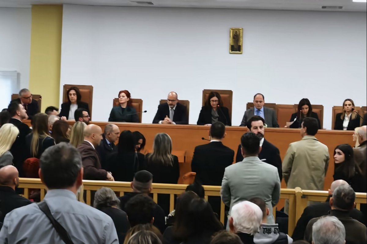 Τέμπη: Λιποθύμησε στη δίκη η μητέρα της Κλαούντια Λάττα μετά τη βουρκωμένη κατάθεσή της