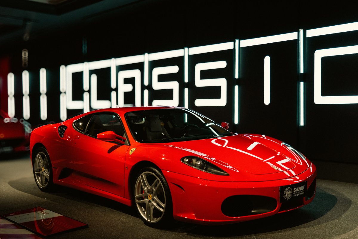 Ferrari 210.000 ευρώ σφηνώθηκε σε σοκάκι της Σεβίλλης ‑ Φαρμακερά τα σχόλια στο Διαδίκτυο
