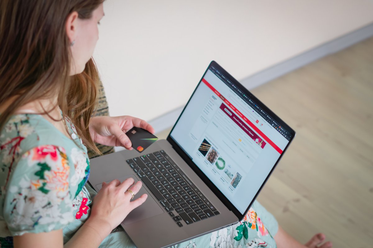 Εxplainer: Γιατί η τιμή που βλέπεις στην αρχή μιας online αγοράς δεν είναι πάντα αυτή που πληρώνεις στο τέλος;