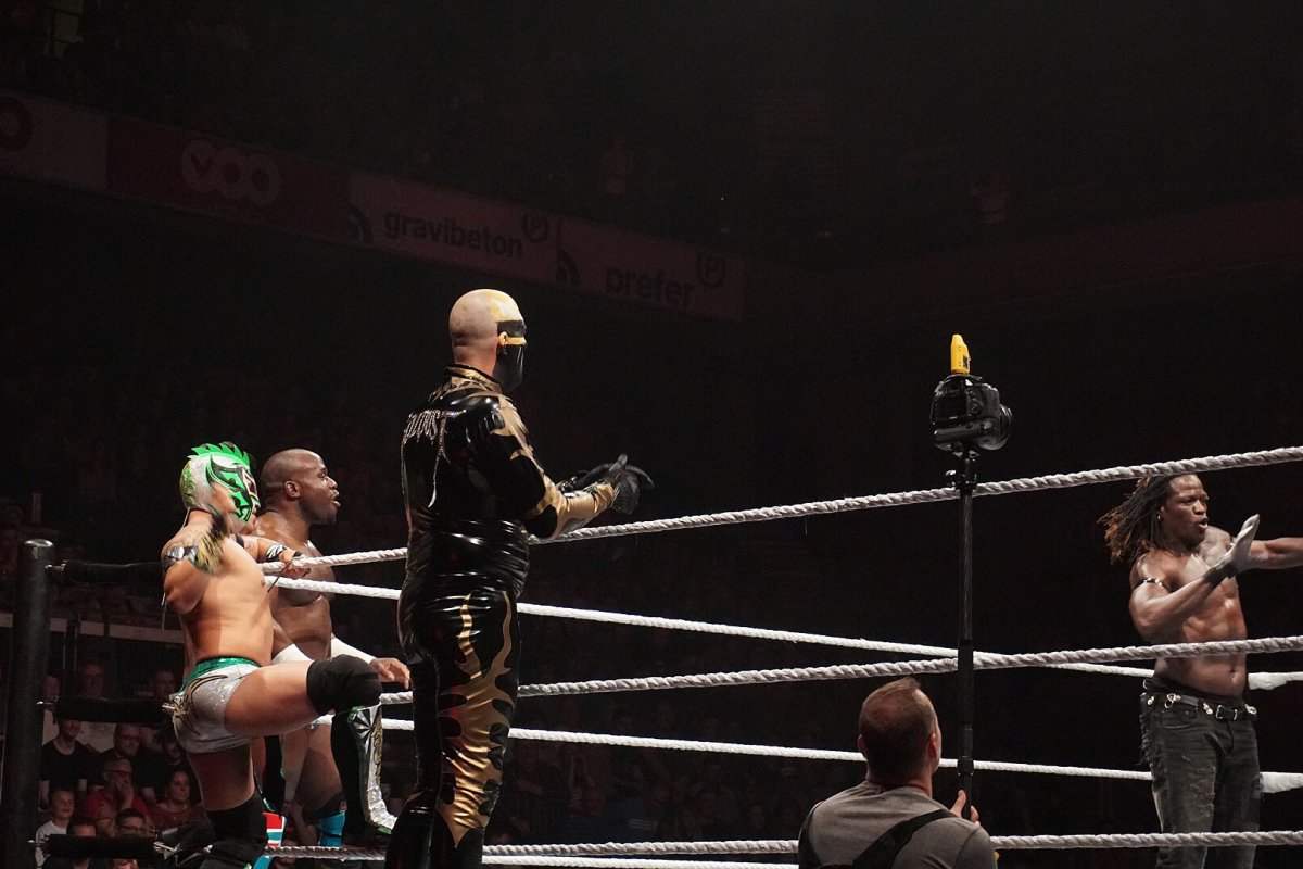 Η Τίφαν Στράτον του WWE βούτηξε από σκάλα, προσγειώθηκε με το κεφάλι και τον αυχένα ‑ Σοκαριστικό βίντεο