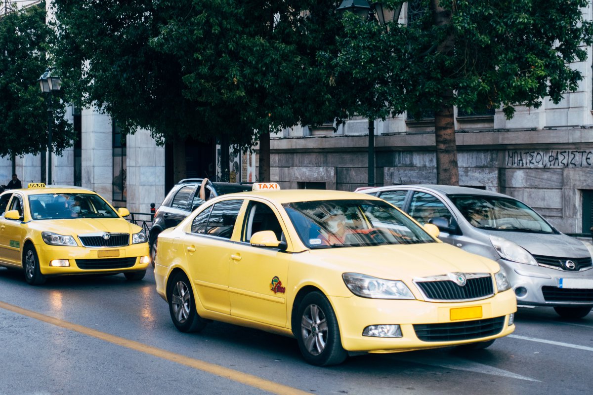 Ταξιτζής απέσπασε 600 ευρώ από τουρίστες απειλώντας τους με βία για διαδρομή αεροδρόμιο ‑ κέντρο Αθήνας ‑ Ερευνάται και 2η καταγγελία