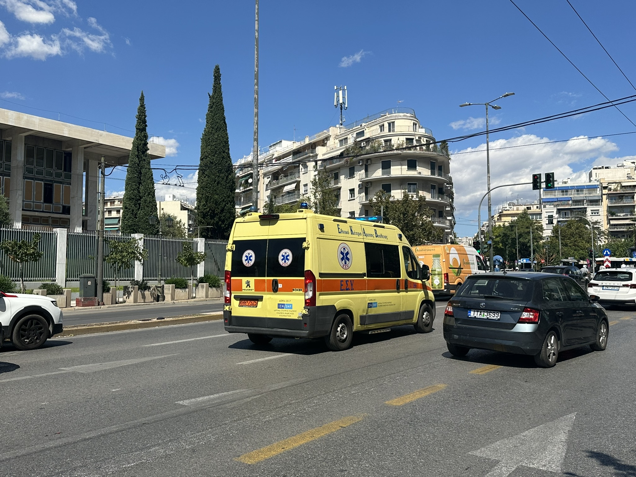Ηλικιωμένη έπεσε από μπαλκόνι τρίτου ορόφου στο Φάληρο ενώ έκανε δουλειές