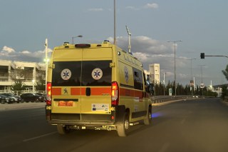 Νεαρή γυναίκα έπεσε από τον 6ο όροφο στο Μοναστηράκι – Παρελήφθη ζωντανή από το ΕΚΑΒ
