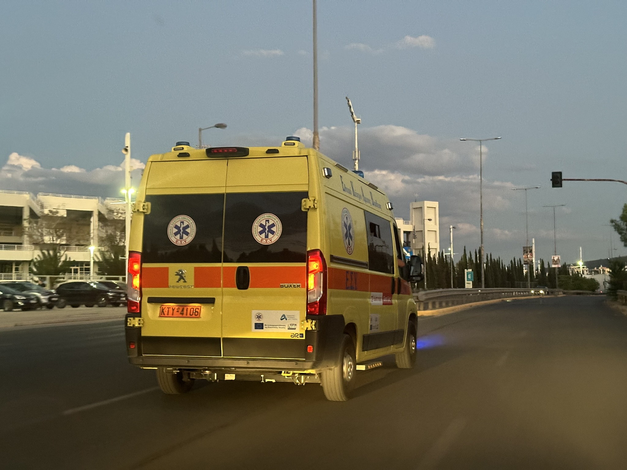 Νεαρή γυναίκα έπεσε από τον 6ο όροφο στο Μοναστηράκι – Παρελήφθη ζωντανή από το ΕΚΑΒ