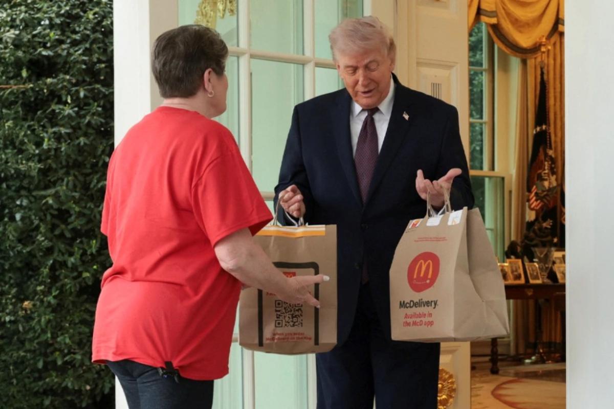 Τραμπ on camera: Fast food στον Λευκό Οίκο και φιλοδώρημα 100 δολάρια στη διανομέα