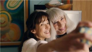 Η ζωή της «Mrs Mills» κυλά κανονικά, μέχρι την εμφάνιση του απατεώνα γείτονα της...